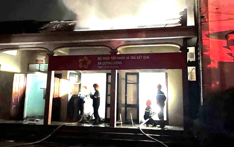 Trụ sở UBND xã ở Nghệ An cháy trong đêm, nhiều sổ sách, tài liệu bị thiêu rụi